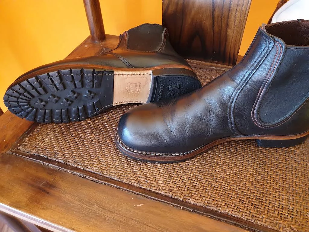 Braune Stiefeletten mit Profilsohle auf einem Holzstuhl, fotografiert von Cvetan Varadinov